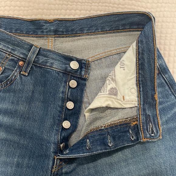 Levi’s 501 women’s button fly jeans. Raw edge hem. 29 Waist. - Picture 3 of 5